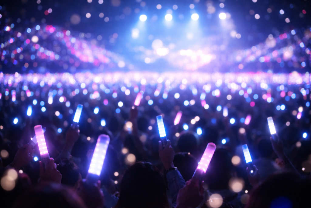 ライブ会場のペンライトの海のような、美しい光のボケ写真(推しの存在の象徴)。
