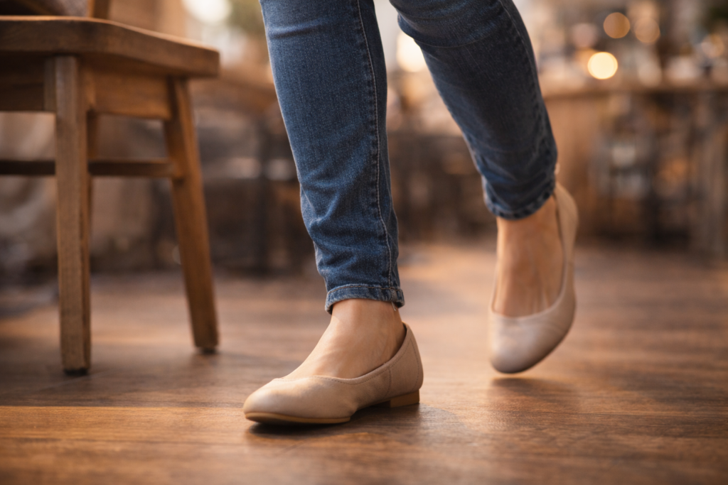 待っている姿勢から立ち上がり、一歩踏み出す足元。