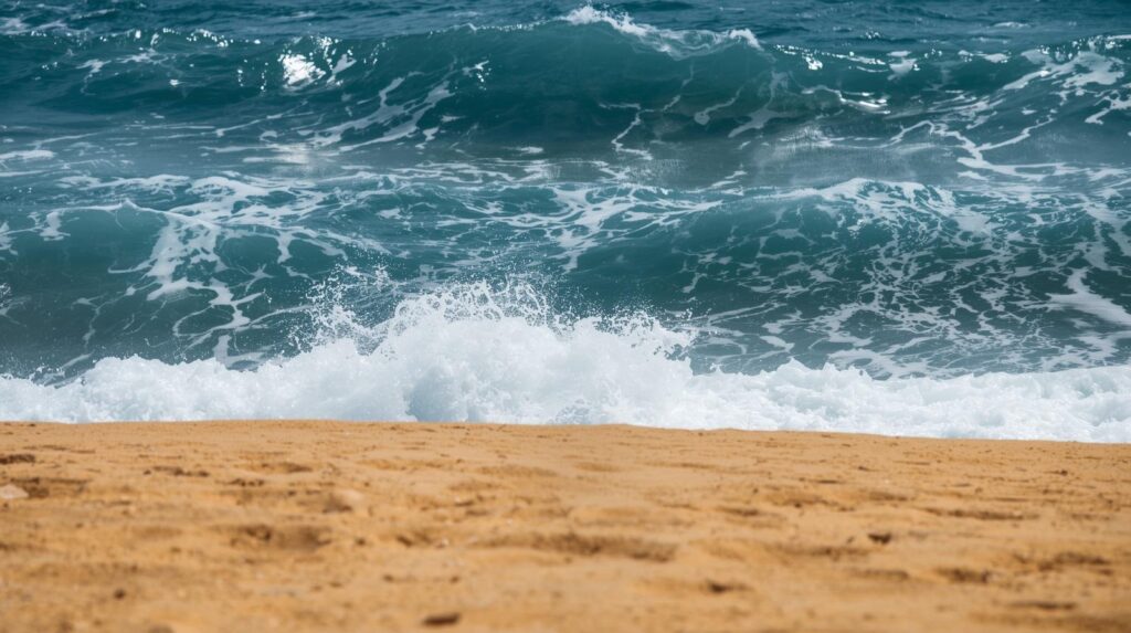 遠くの荒れた海を眺めながら、足元の穏やかな砂浜を歩いているような、状況の対比。